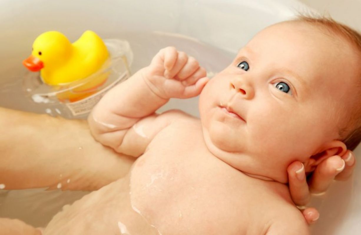 انتبهوا إلى خطورة غسل أذني الطفل أثناء الإستحمام !