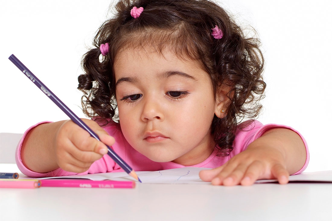 كيف تساعدين طفلك حتى يستطيع أن يكتب ويعبّر عن أفكاره جيداً