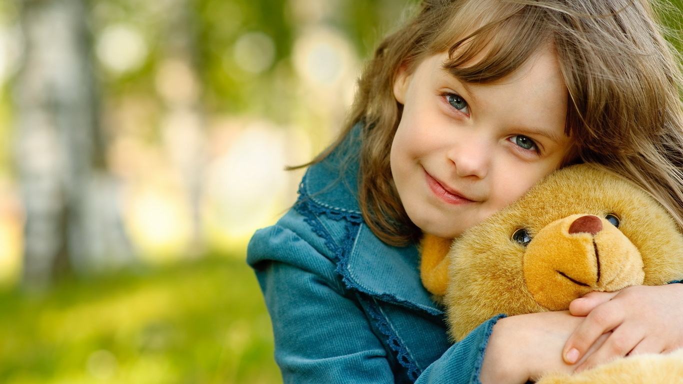 مشكلة التعلق الزائد عند الأطفال اليك الحلول.. 179688_Wallpaper-child-girl-teddy-bear-irreplaceable-friend-smile-joy_1366x768