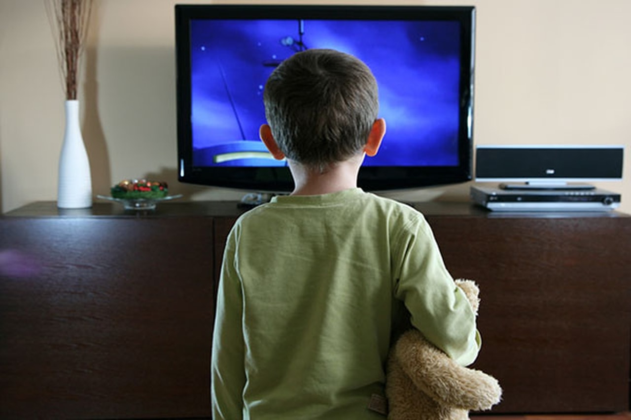 كيفيه التقليل من مشاهدة طفلك لبرامج الكارتون؟