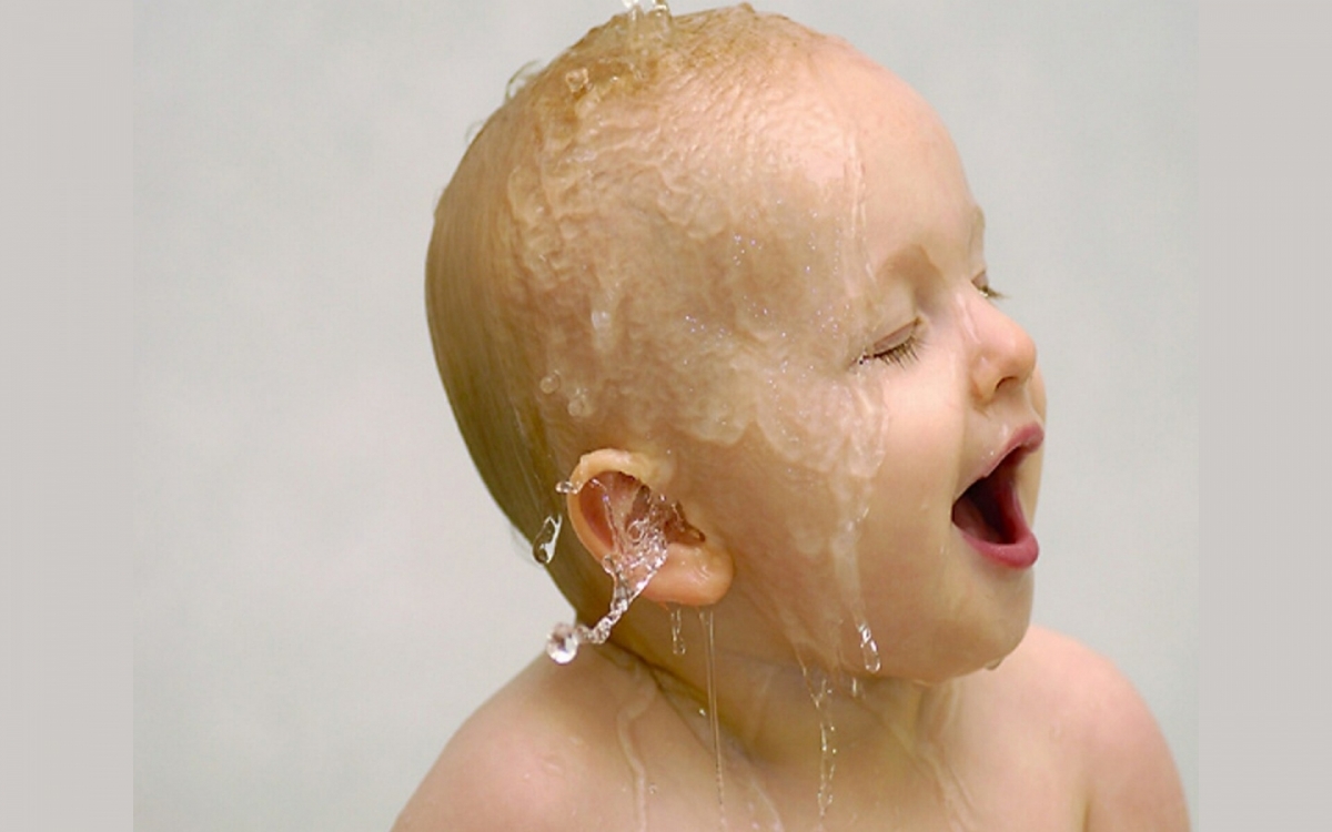 خمسة أخطاء تهدد سلامة طفلك أثناء الإستحمام.. فاحذريها