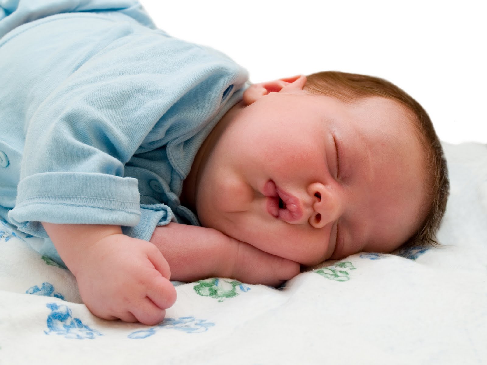 تسعة خطوات لتعويد طفلك على النوم وحده في سريره..!