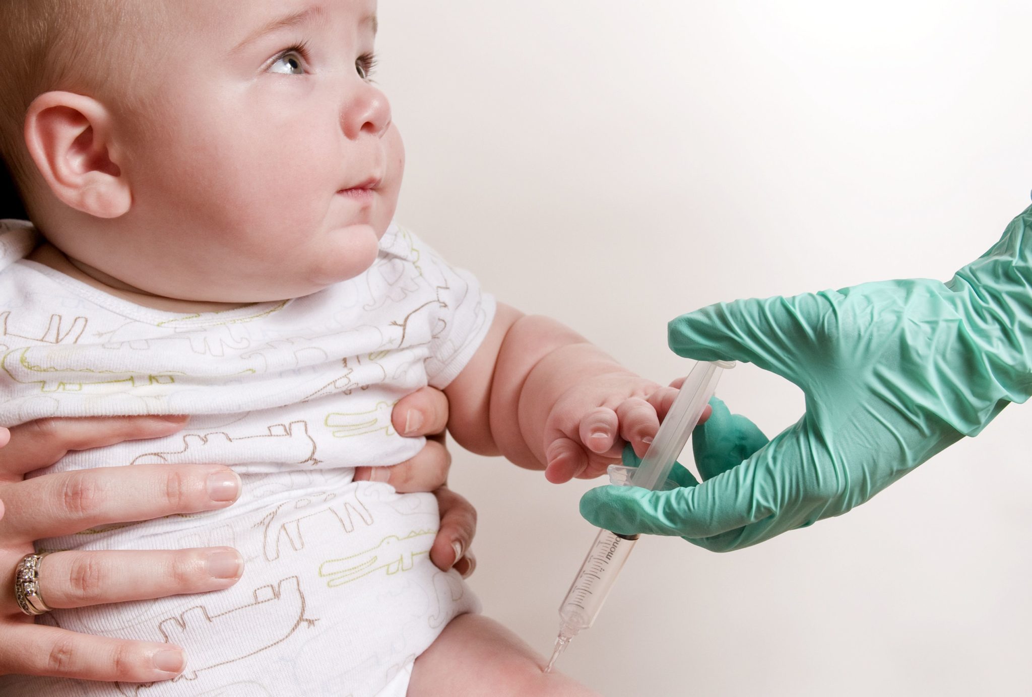 أهم التطعيمات الإضافية للرضع من سن شهرين حتى السنتين..!