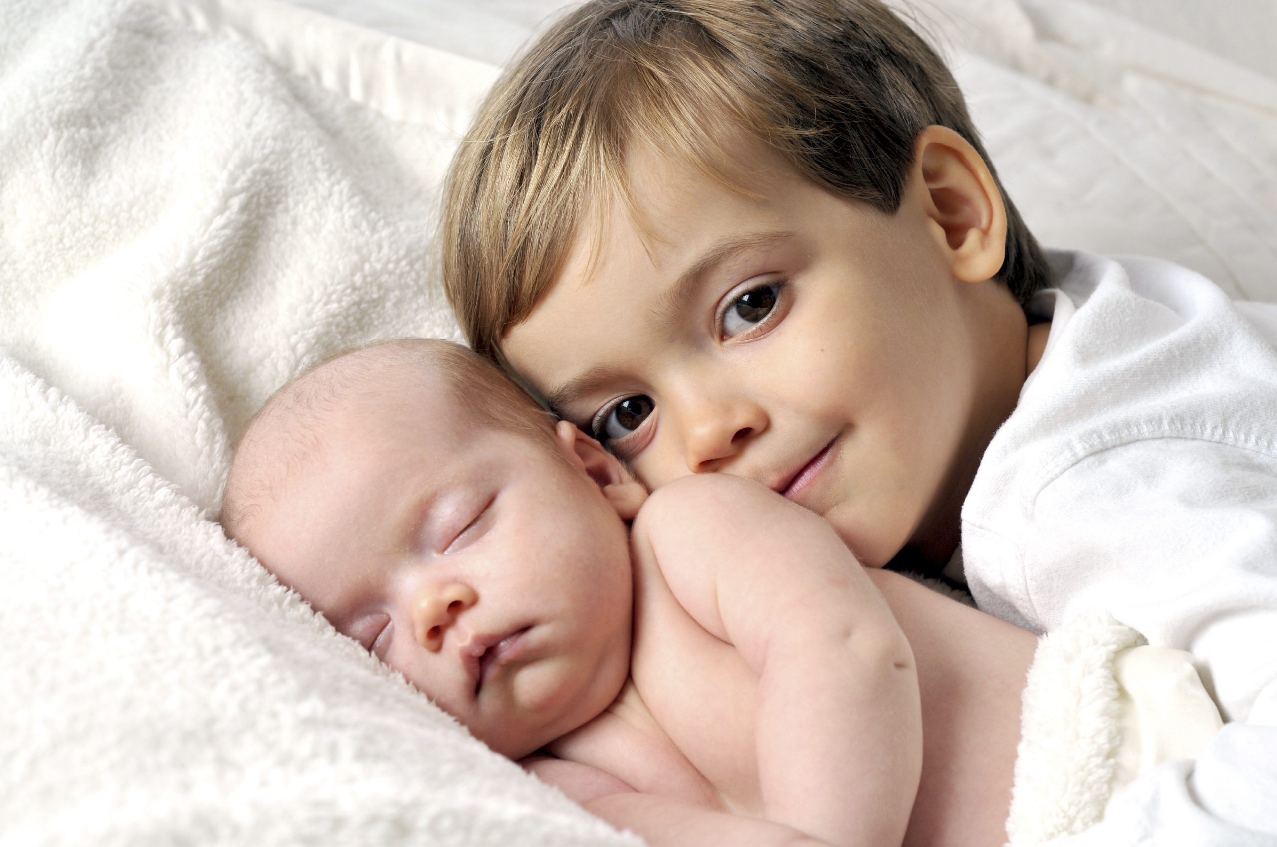 كيف أحمي طفلي الرضيع من إيذاء أخيه الأكبر؟