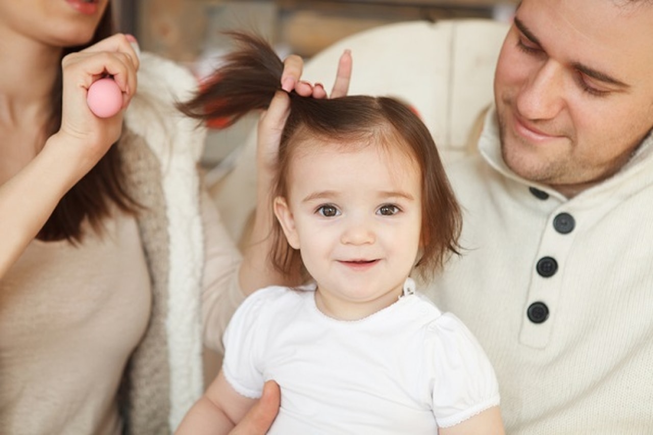 خمسة وصفات لتنعيم شعر طفلك الرضيع..!