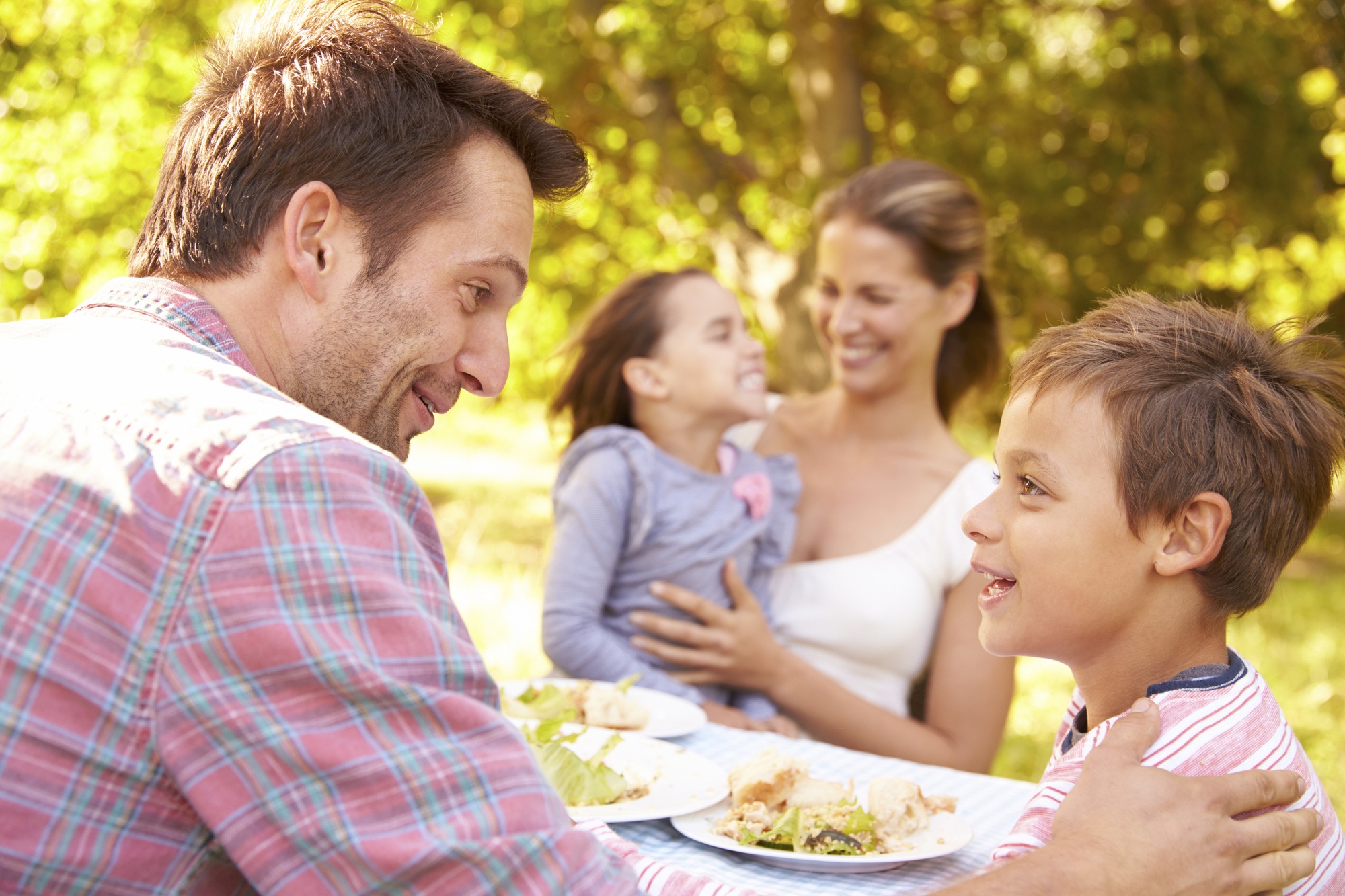 خمسة عبارات لا تقوليها لطفلك أثناء تناول الطعام..!